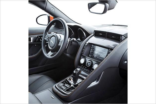 Das Cockpit ist ganz auf den Fahrer zugeschnitten