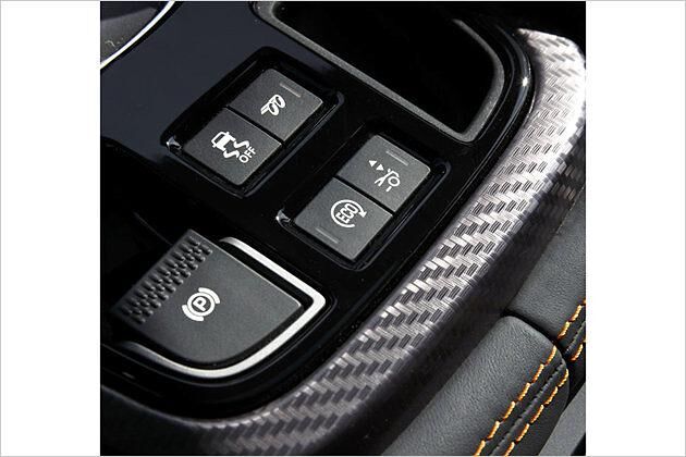 Oben rechts liegt die wichtigste Taste: Sie öffnet die Auspuffklappen und ändert den Sound radikal