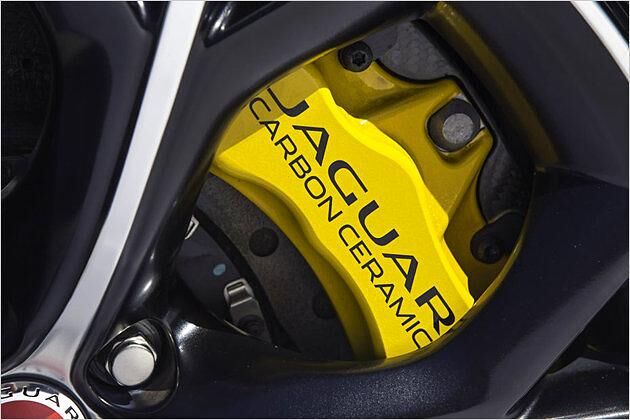 Prestige-Zeichen: Die gelben Bremssättel der Carbon-Keramik-Anlage