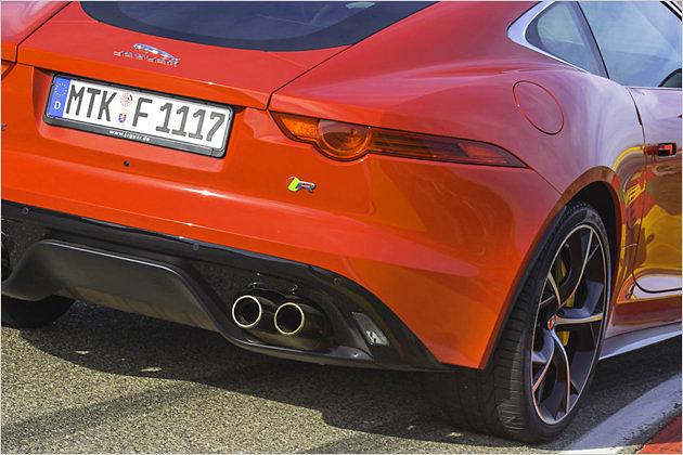 Ein dezentes Logo weist am Heck auf das stärkste Jaguar F-Type Coupé hin