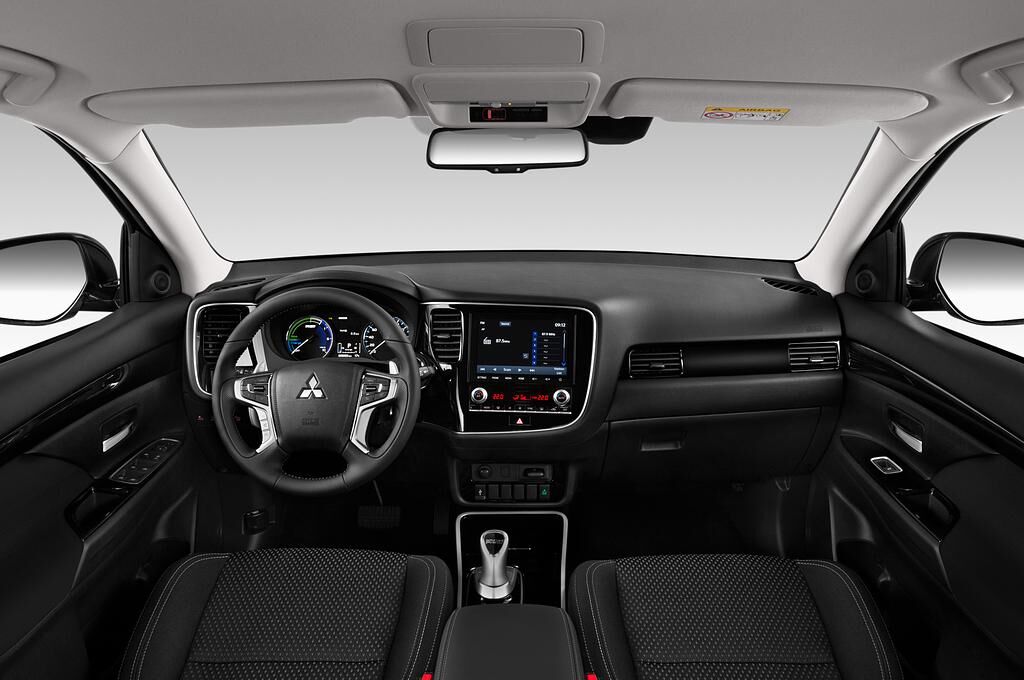 Mitsubishi Outlander PHEV (Baujahr 2020) Basis 5 Türen Cockpit und Innenraum