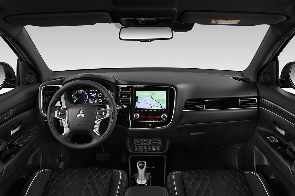 Mitsubishi Outlander PHEV (Baujahr 2020) Top 5 Türen Cockpit und Innenraum