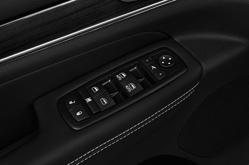 Jeep Grand Cherokee (Baujahr 2018) Overland 5 Türen Bedienungselemente Tür