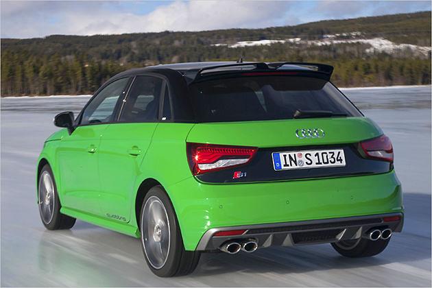 Die vier Endrohre und die dunkle Heckblende sind serienmäßig, der mächtige Dachspoiler gehört zum "Optikpaket quattro Exterieur"