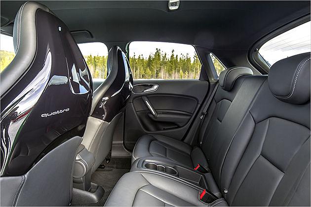 Der Platz im Fond ist begrenzt, durch das dunkle Interieur ergibt sich ein eingemauertes Gefühl