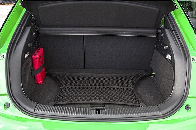 In den gerade einmal 210 Liter großen Kofferraum passen höchstens zwei kleinere Trolleykoffer