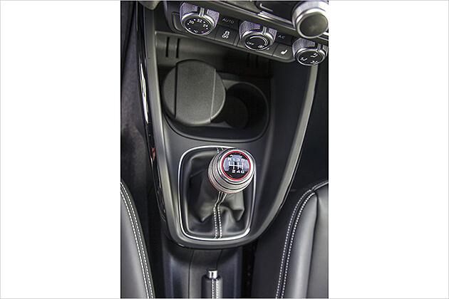 Einzig mit Sechsgang-Schaltgetriebe ist der S1 lieferbar, der Alu-Knauf kostet extra