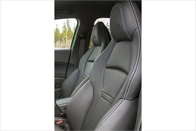 Diese Integralsitze sind Bestandteil eines "quattro Interieur"-Pakets, ihre Kopfstützen sind aber über 1,90 Meter Körpergröße zu kurz