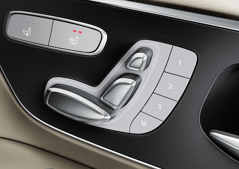 Sitzverstellung in Türverkleidung der Vordersitze.