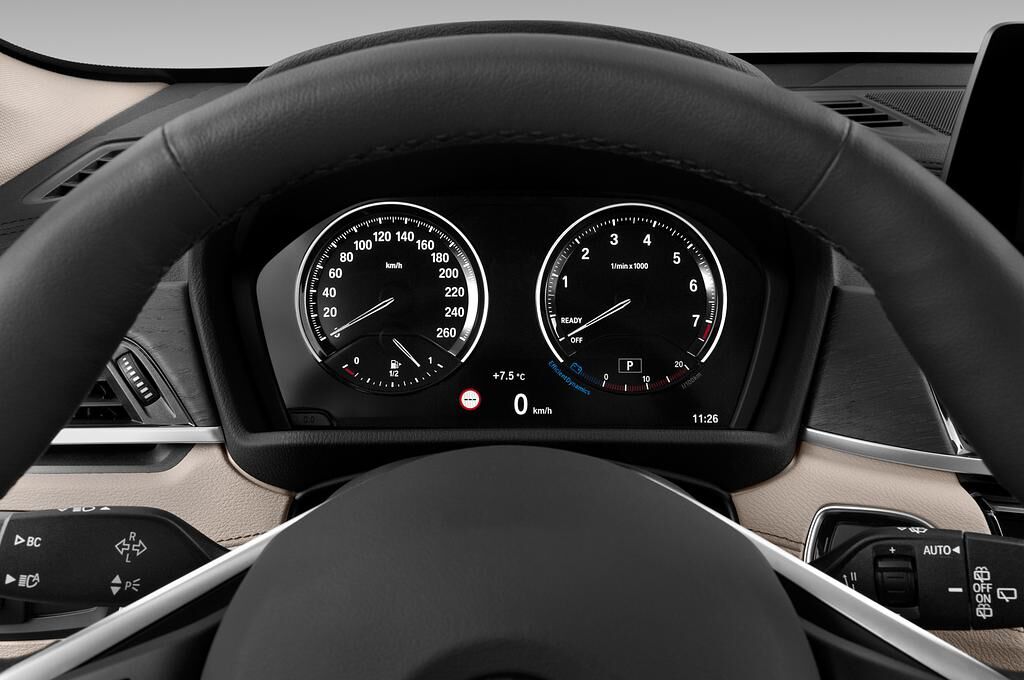 BMW X1 (Baujahr 2020) xLine 5 Türen Tacho und Fahrerinstrumente