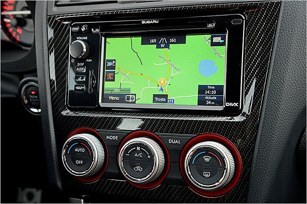 Das Navi wirkt ein wenig wie nachgerüstet, arbeitet aber schnell und zuverlässig