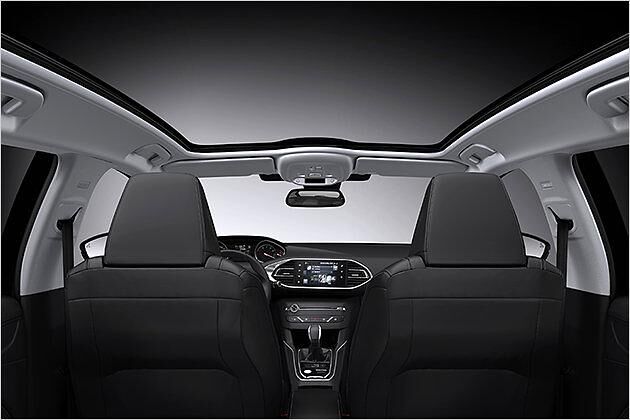 Panorama-Glasdach: Wer auf dem Rücken schläft und im Laderaum übernachtet, kann Sternschnuppen zählen