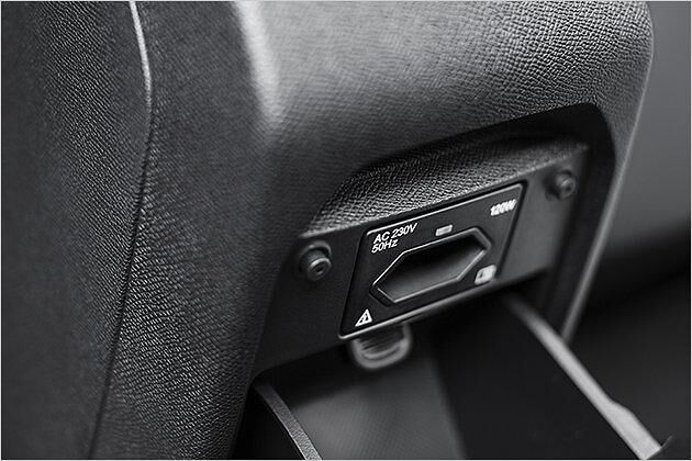 Die Fondpassagiere finden eine 230-Volt-Steckdose für Notebook oder Ladegeräte vor