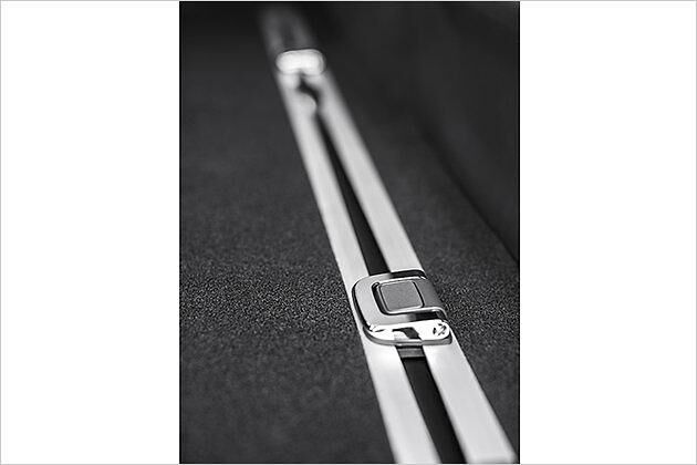 Praktisch: Mit dem Schienensystem lassen sich kleinere Gepäckstücke gut fixieren