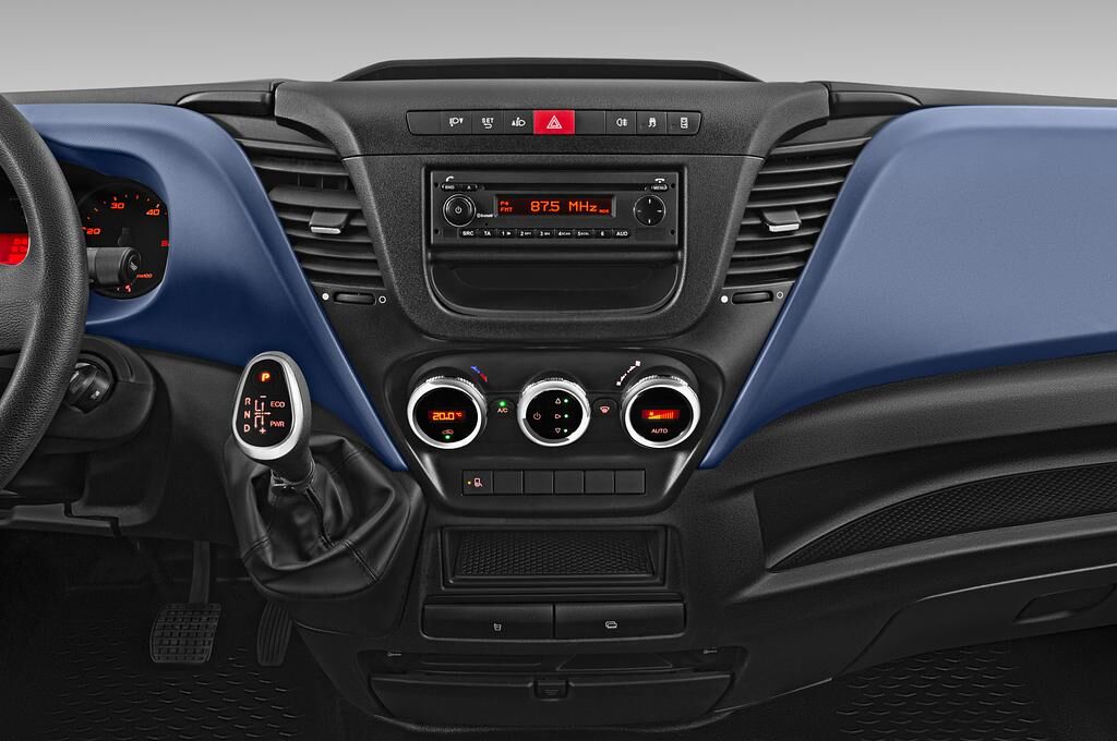 Iveco Daily (Baujahr 2018) S 4 Türen Mittelkonsole