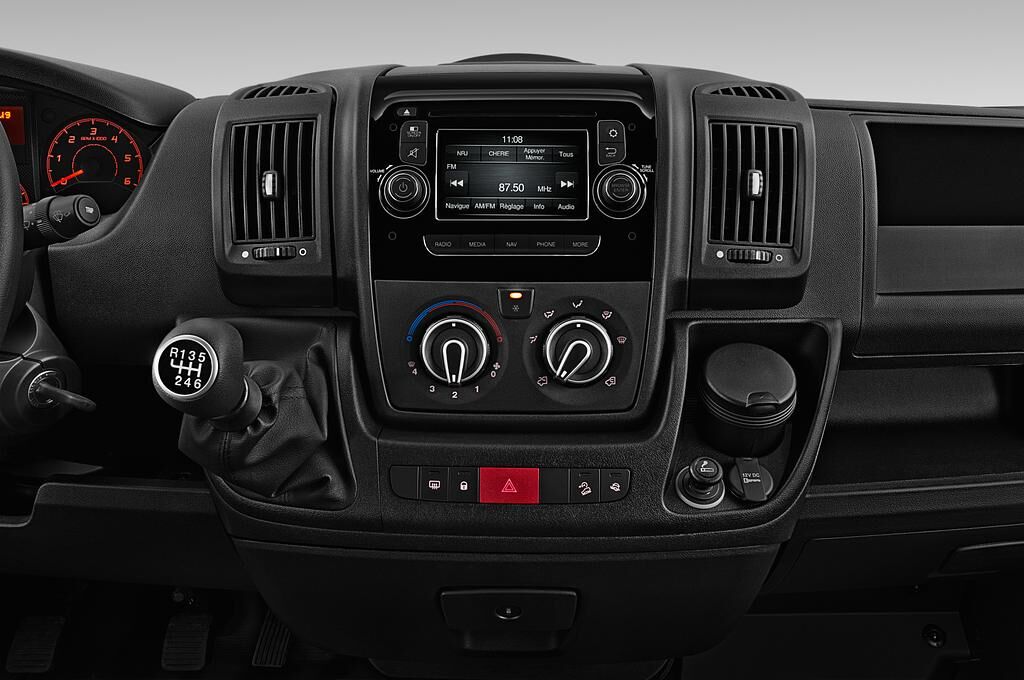 Citroen Jumper (Baujahr 2019) - 4 Türen Mittelkonsole