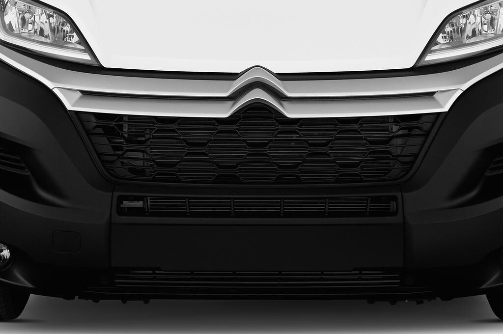 Citroen Jumper (Baujahr 2019) - 4 Türen Kühlergrill und Scheinwerfer