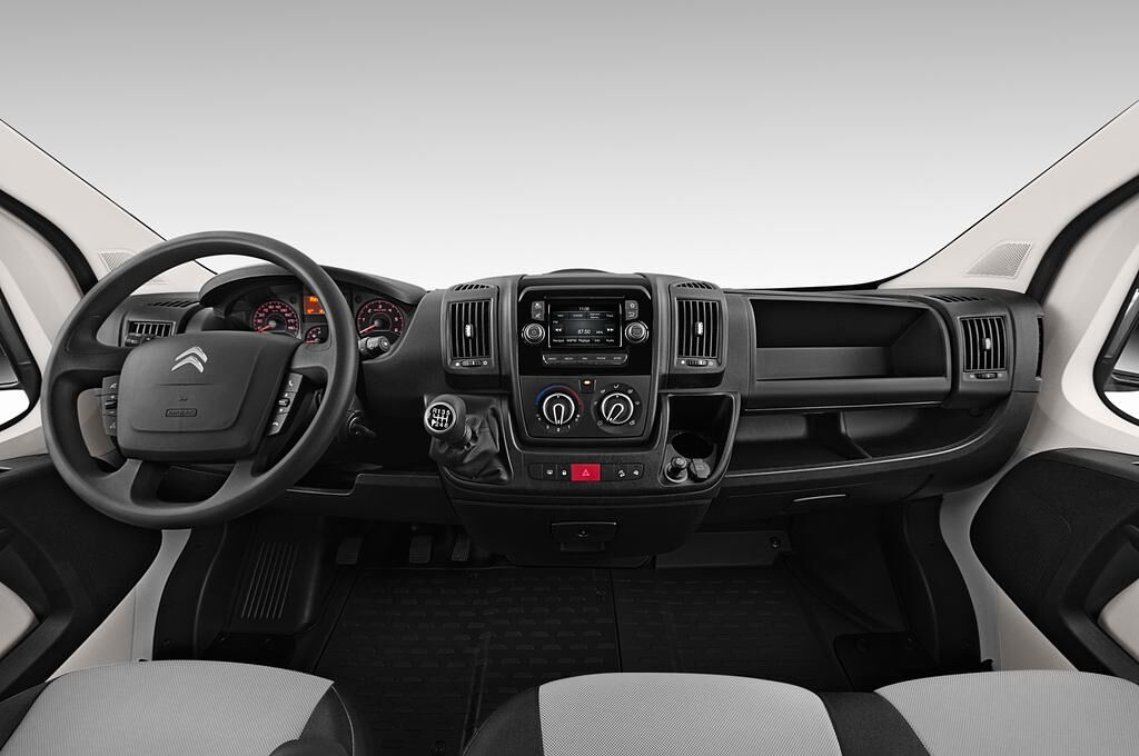 Citroen Jumper (Baujahr 2019) - 4 Türen Cockpit und Innenraum