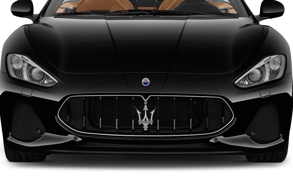 Maserati Gran Cabrio (Baujahr 2019) Sport 2 Türen Kühlergrill und Scheinwerfer