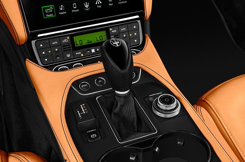 Maserati Gran Cabrio (Baujahr 2019) Sport 2 Türen Schalthebel