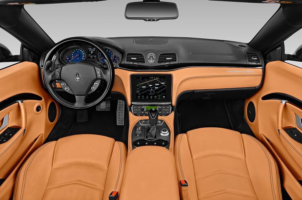 Maserati Gran Cabrio (Baujahr 2019) Sport 2 Türen Cockpit und Innenraum