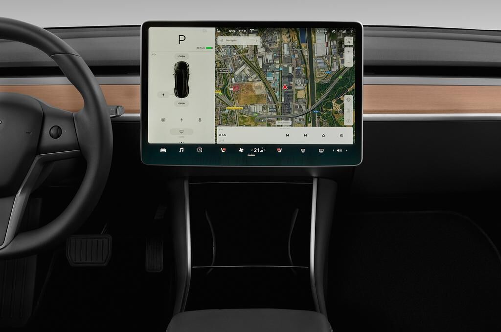 Tesla Model 3 (Baujahr 2019) Performance 4 Türen Mittelkonsole
