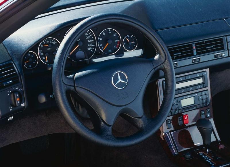 Interieur des Mercedes SL nach der 1998 erfolgten letzten Modellpflege.