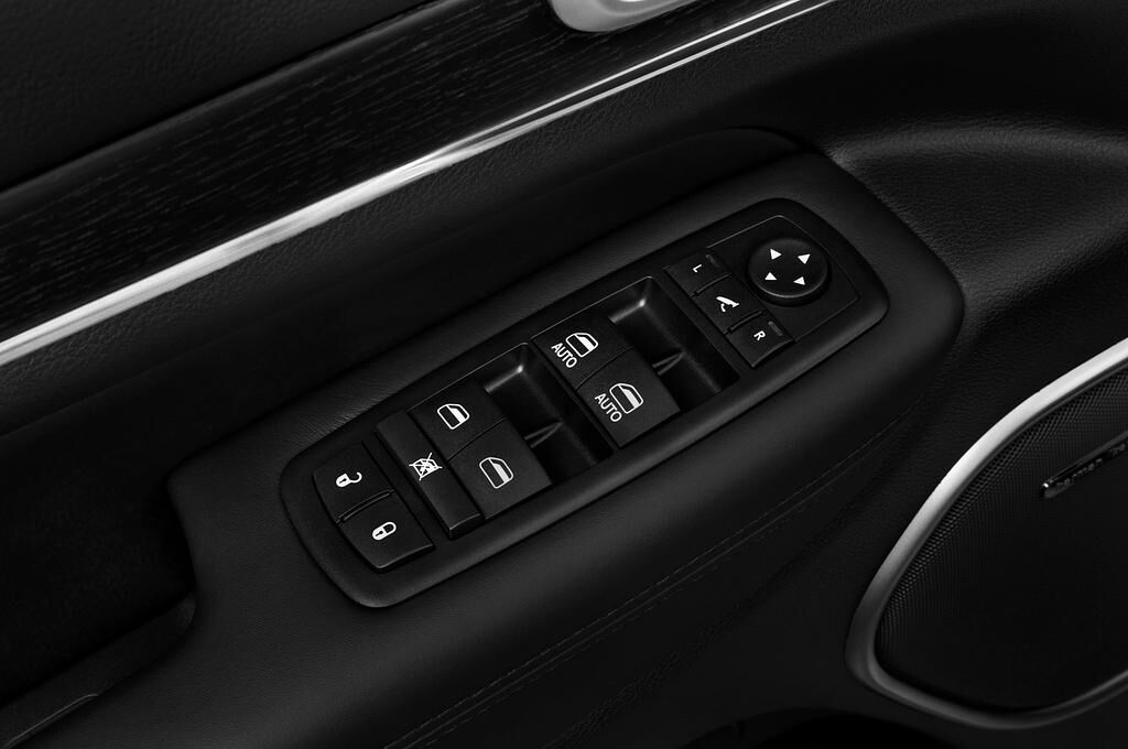 Jeep Grand Cherokee (Baujahr 2018) Summit 5 Türen Bedienungselemente Tür