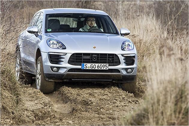 Ist der Porsche Macan mit Luftfederung ausgerüstet, erhöht sich die Bodenfreiheit im Offroad-Modus auf 24 Zentimeter
