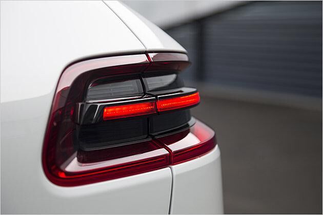 Erinnert an alte Mercedes-Modelle: Die dreidimensional ausgeformten Heckleuchten des Macan