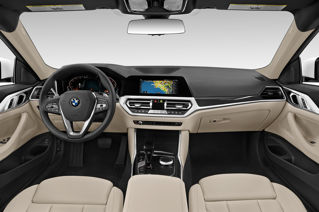 BMW 4 Series (Baujahr 2021) - 2 Türen Cockpit und Innenraum