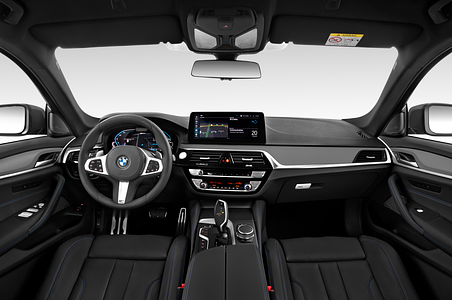 BMW 5 Series (Baujahr 2021) M Sport Edition 4 Türen Cockpit und Innenraum