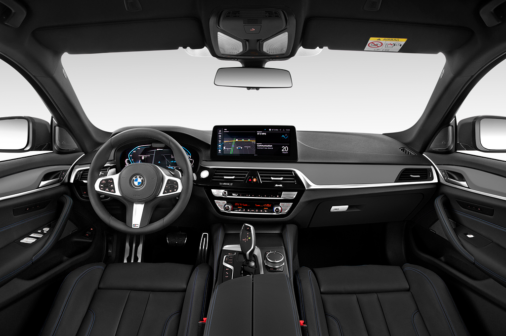 BMW 5 Series (Baujahr 2021) M Sport Edition 4 Türen Cockpit und Innenraum