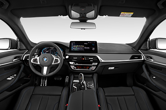 BMW 5 Series (Baujahr 2021) M Sport Edition 4 Türen Cockpit und Innenraum