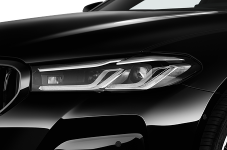 BMW 5 Series (Baujahr 2021) M Sport Edition 4 Türen Scheinwerfer