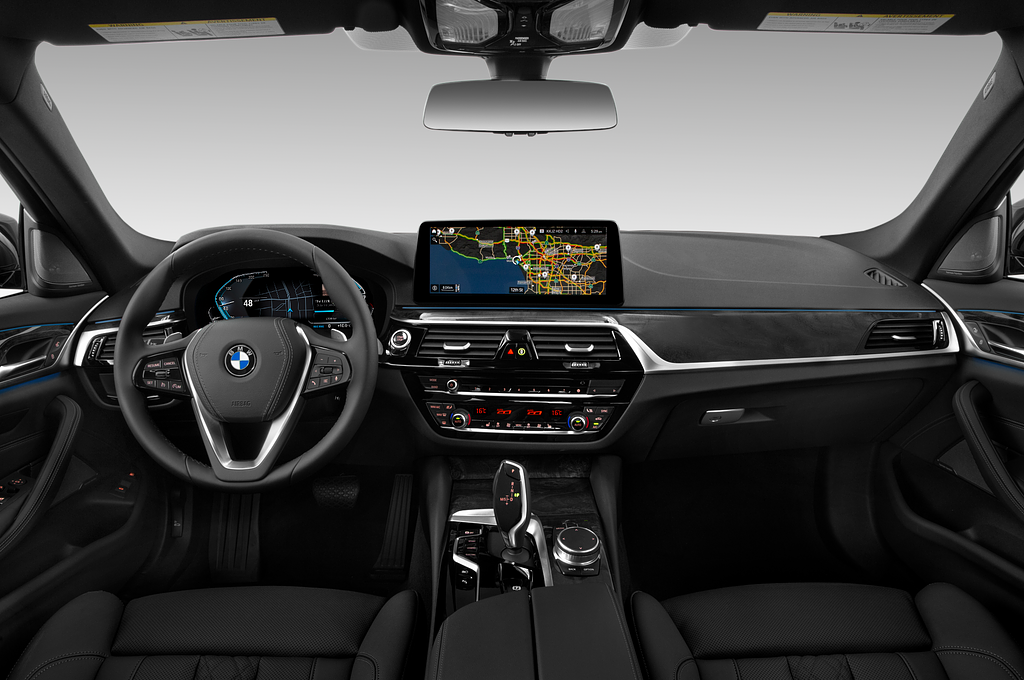 BMW 5 Series (Baujahr 2021) 530e Base 4 Türen Cockpit und Innenraum