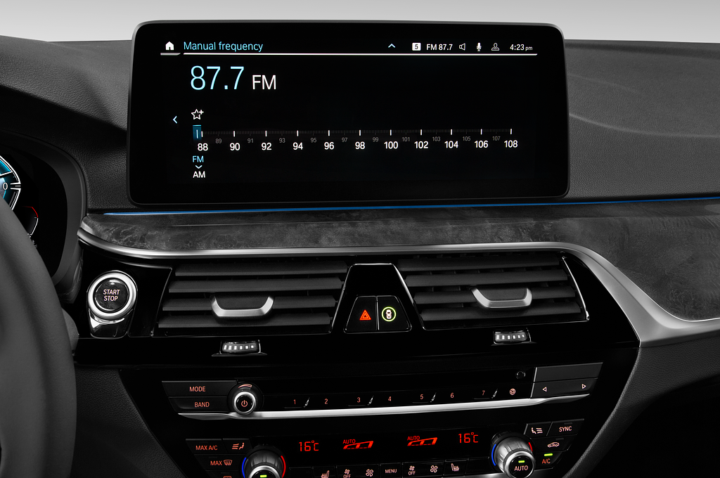 BMW 5 Series (Baujahr 2021) 530e Base 4 Türen Radio und Infotainmentsystem