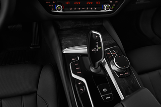 BMW 5 Series (Baujahr 2021) 530e Base 4 Türen Schalthebel