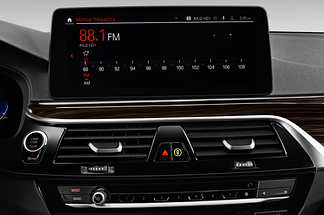 BMW 5 Series (Baujahr 2021) Luxury Line 4 Türen Radio und Infotainmentsystem