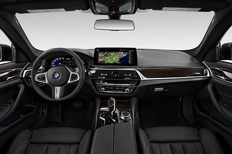 BMW 5 Series (Baujahr 2021) Luxury Line 4 Türen Cockpit und Innenraum