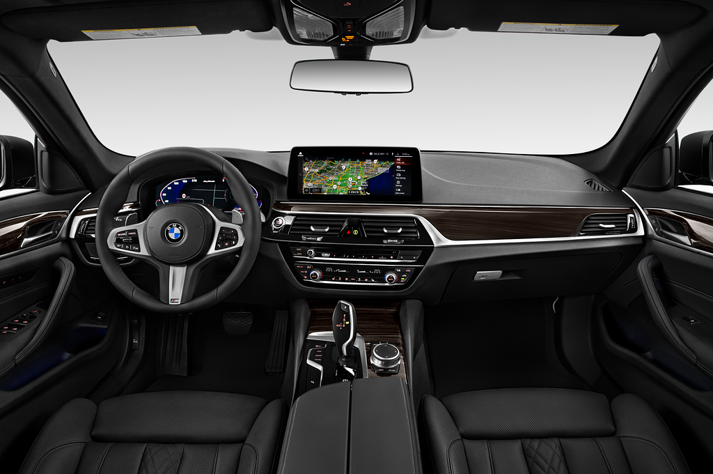 BMW 5 Series (Baujahr 2021) Luxury Line 4 Türen Cockpit und Innenraum