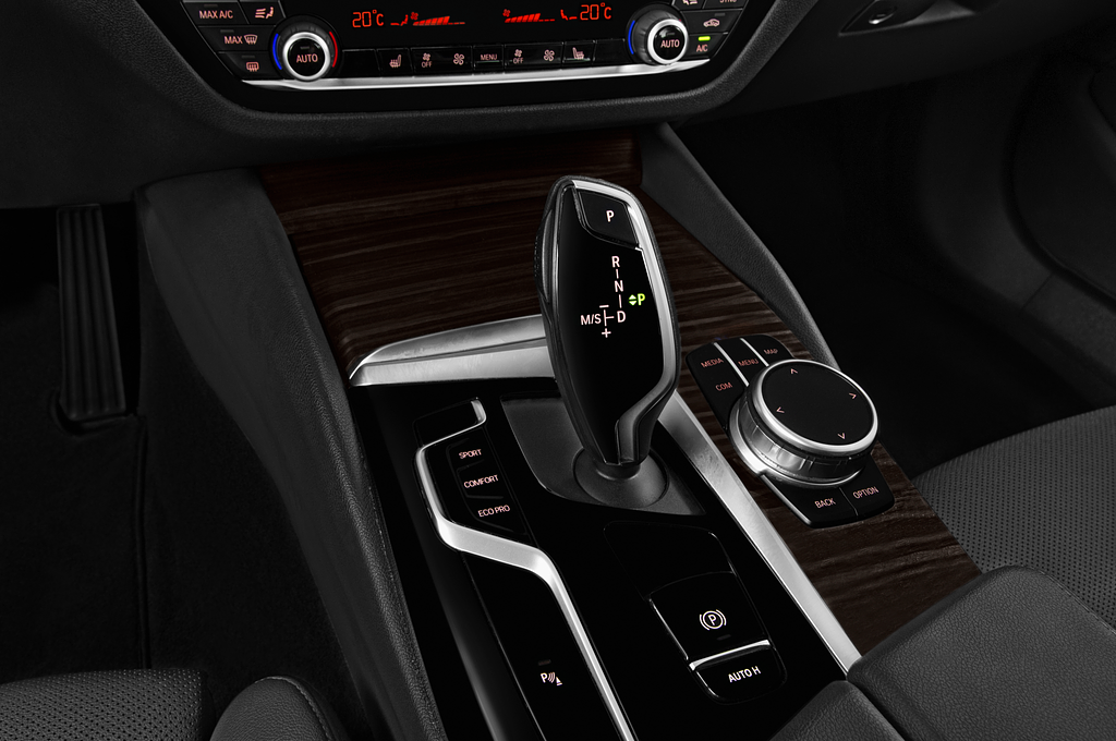 BMW 5 Series (Baujahr 2021) Luxury Line 4 Türen Schalthebel