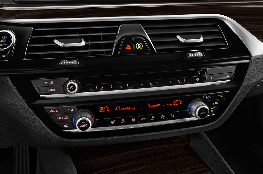 BMW 5 Series (Baujahr 2021) Luxury Line 4 Türen Temperatur und Klimaanlage