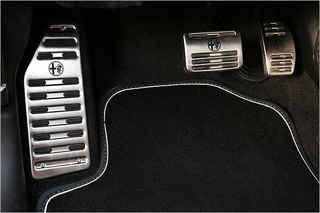 Serienmäßig ist die Alu-Pedalerie