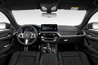 BMW 5 Series Plug-in-Hybrid (Baujahr 2020) M Sport Edition 4 Türen Cockpit und Innenraum