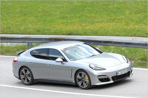 Vorn schaut der GTS aus dem grimmigeren Gesicht des Turbo