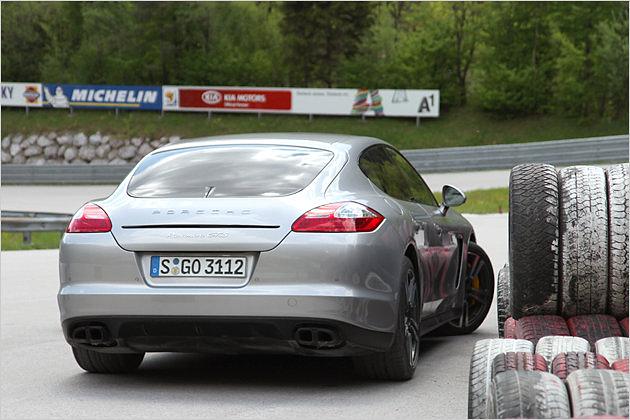 Das dunkle Heckunterteil lässt den Wagen flacher wirken