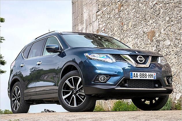 Vorne gibt es das markentypische V oder U aus dickem Chrom