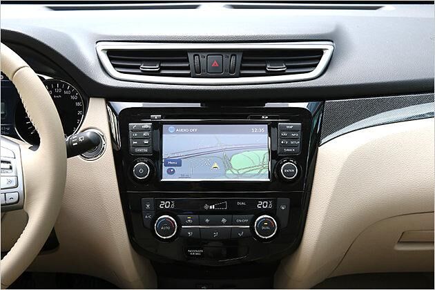 Nicht so ganz harmonisch: Die schwarzglänzende Mittelkonsole ist mit matten, grauen Knöpfen bestückt