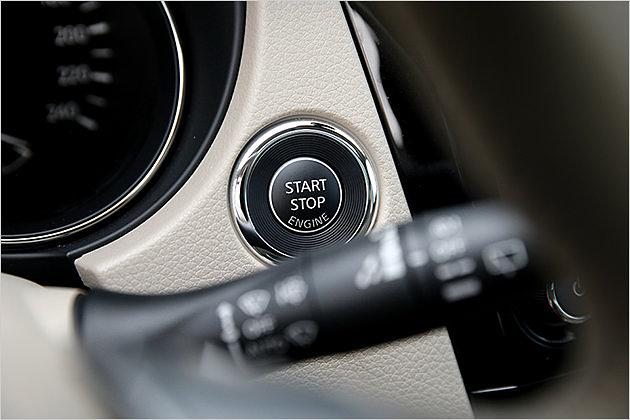 Der optionale Motor-Startknopf liegt etwas verborgen hinter dem Scheibenwischer-Hebel - da landet der Finger manchmal versehentlich beim Radioknopf